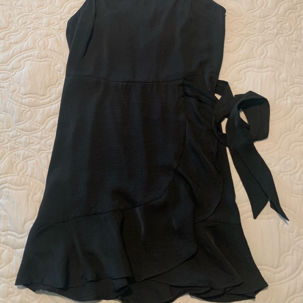 BLACK SLEEVELESS DRESS